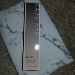 Mary Kay CC Cream in Very Light and light-med